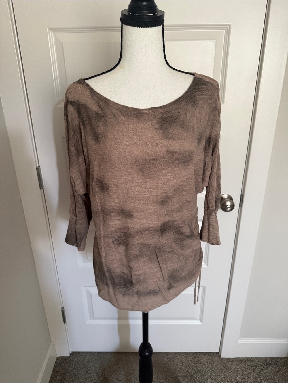 Express| Relaxed Scoop Neck Women’s Top in Taupe and Black
